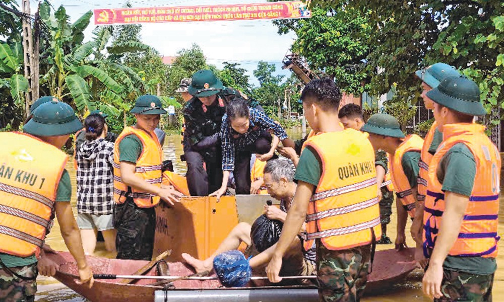 Hơn 2 . 000 Người Bắc Ninh Xuyên đêm gia cố đê Đẩu Hàn Trước lũ lớn - Ảnh 5. Hơn 2 . 000 Người Bắc Ninh Xuyên đêm gia cố đê Đẩu Hàn Trước lũ lớn - Ảnh 5.