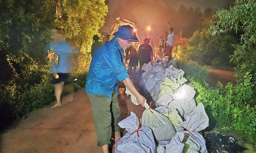 VIDEO: "Đêm trắng" đắp đê chống lũ dữ, nhiều nơi bị cô lập trong biển nước - Ảnh 6. VIDEO: Hơn 2.000 người ở Bắc Ninh xuyên đêm đắp đê Đẩu Hàn; nhiều nơi bị cô lập do lũ lớn - Ảnh 2.