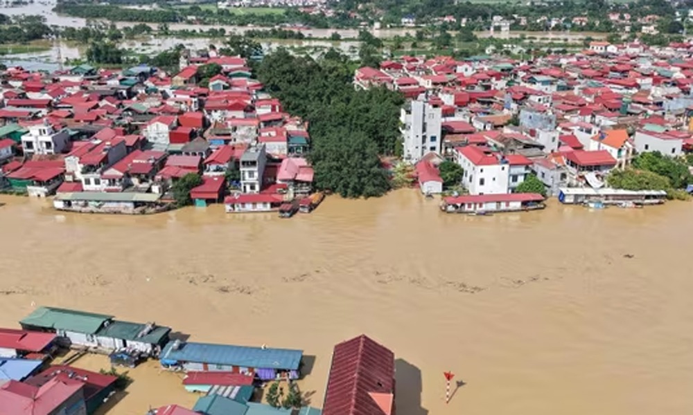 VIDEO: "Đêm trắng" đắp đê chống lũ dữ, nhiều nơi bị cô lập trong biển nước - Ảnh 4. VIDEO: Hơn 2.000 người ở Bắc Ninh xuyên đêm đắp đê Đẩu Hàn; nhiều nơi bị cô lập do lũ lớn - Ảnh 1.