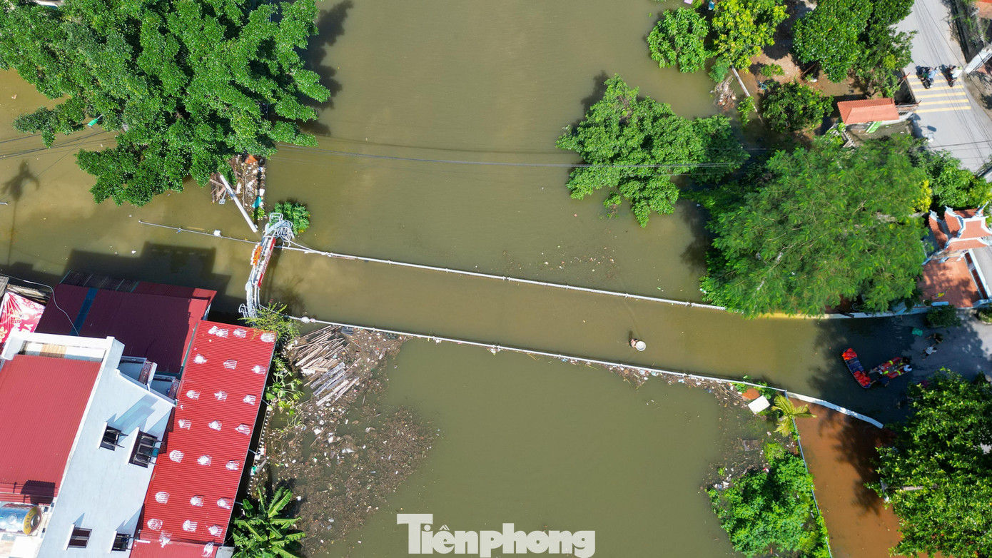 Biệt thự chìm trong biển nước, làng Quả Cảm thành ‘ốc đảo’ giữa Bắc Ninh - Ảnh 6.
