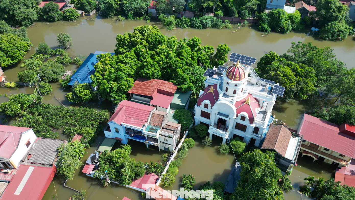 Biệt thự chìm trong biển nước, làng Quả Cảm thành ‘ốc đảo’ giữa Bắc Ninh - Ảnh 7.