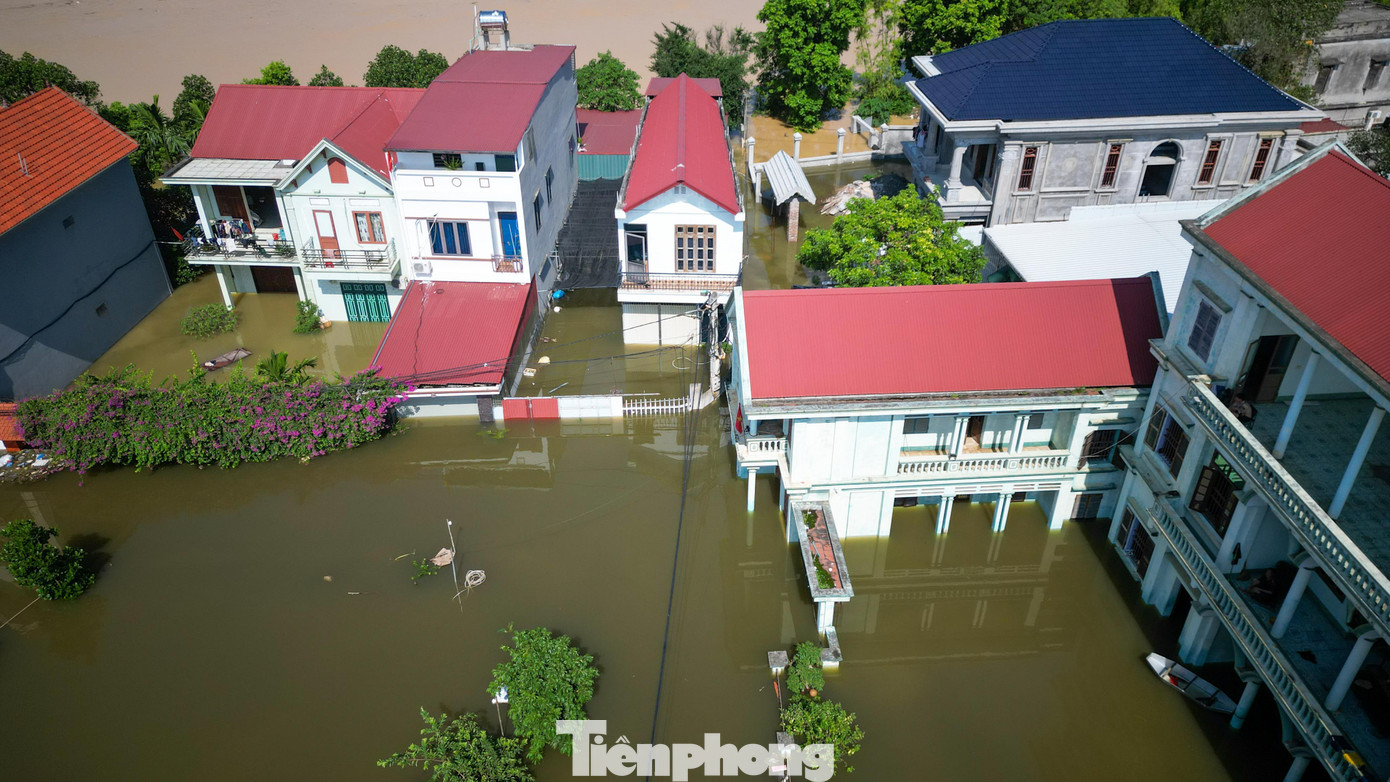 Biệt thự chìm trong biển nước, làng Quả Cảm thành ‘ốc đảo’ giữa Bắc Ninh - Ảnh 4.