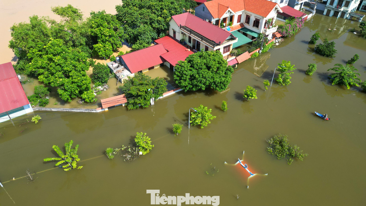 Biệt thự chìm trong biển nước, làng Quả Cảm thành ‘ốc đảo’ giữa Bắc Ninh - Ảnh 5.