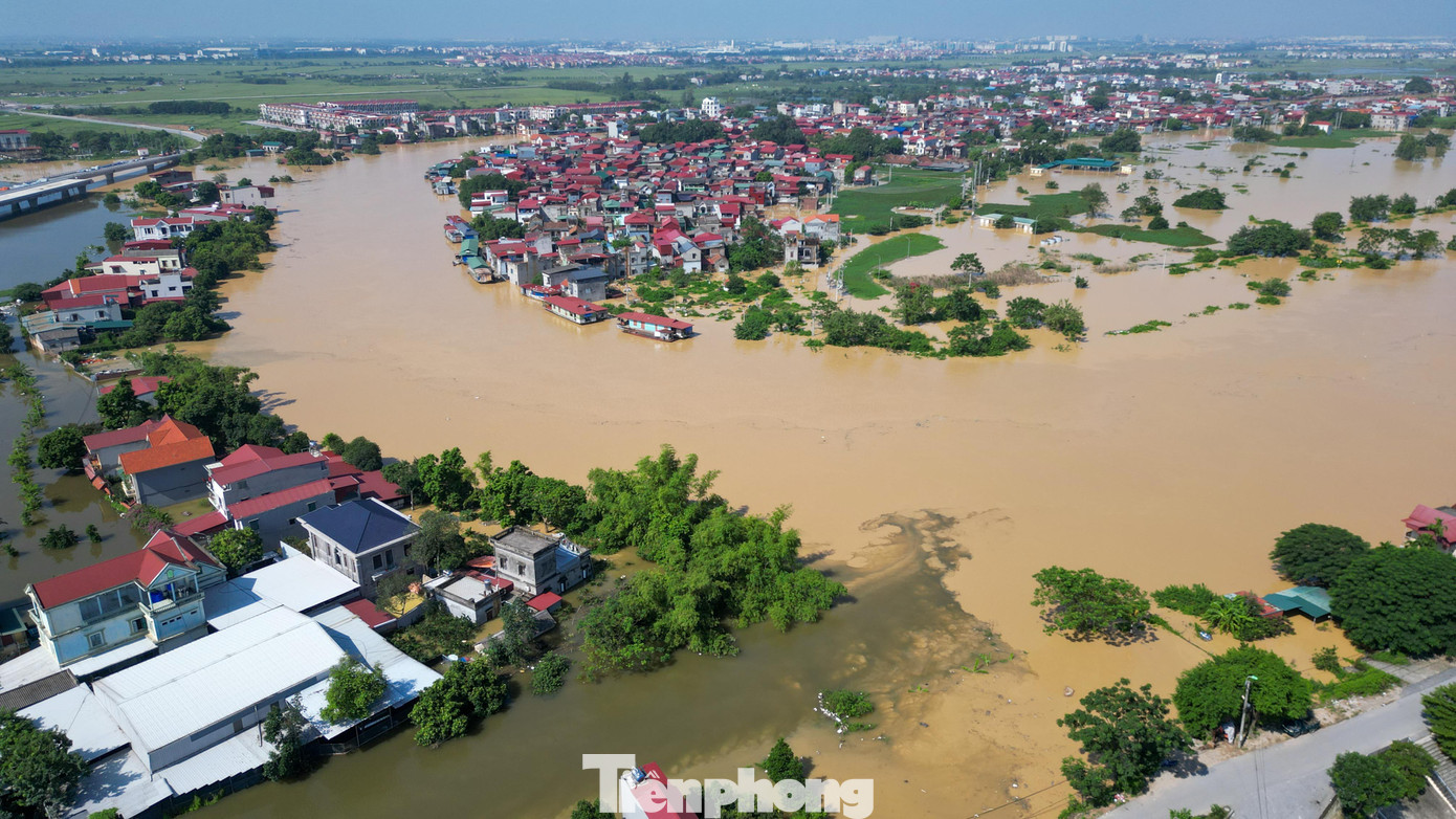 Biệt thự chìm trong biển nước, làng Quả Cảm thành ‘ốc đảo’ giữa Bắc Ninh - Ảnh 2.