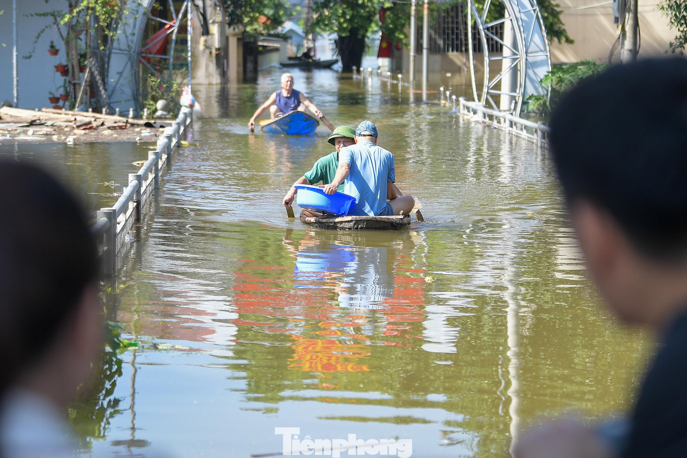 Biệt thự chìm trong biển nước, làng Quả Cảm thành ‘ốc đảo’ giữa Bắc Ninh - Ảnh 11.