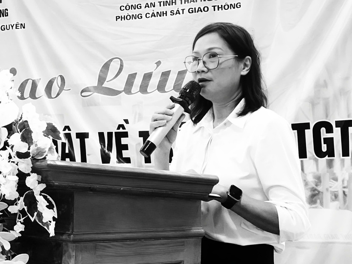 Nữ hiệu trưởng bị lũ cuốn, 2 con kẹt giữa vùng lũ chưa thể về chịu tang - Ảnh 1. Nữ hiệu trưởng bị lũ cuốn, 2 con kẹt giữa vùng lũ chưa thể về chịu tang - Ảnh 1.