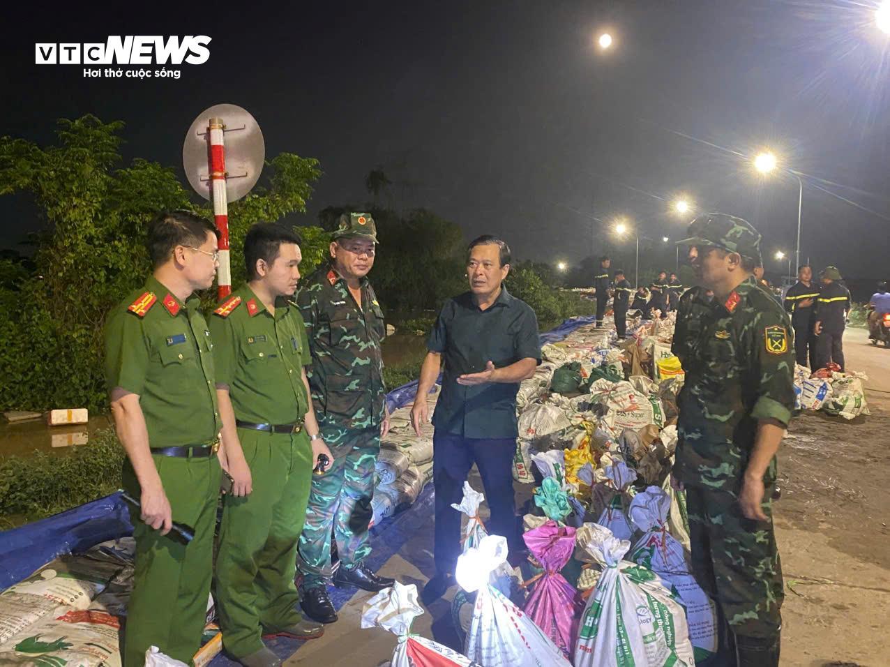 Lũ vượt lịch sử trên sông Cầu, hàng nghìn người đắp đê bối ở Bắc Ninh - Ảnh 4. Lũ vượt lịch sử trên sông Cầu, hàng nghìn người đắp đê bối ở Bắc Ninh - Ảnh 4.