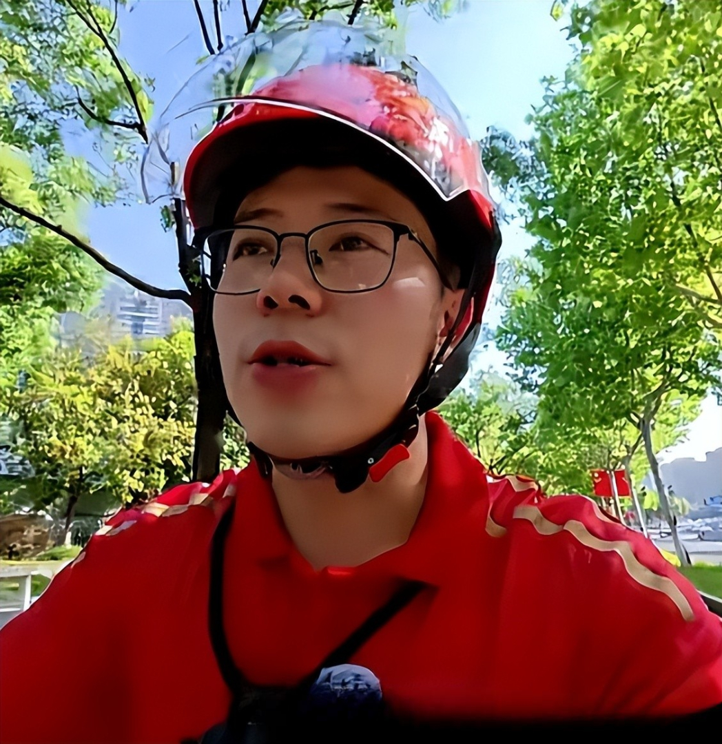 MC truyền hình 9x chuyển nghề shipper giao đồ ăn: “Đây là một bước tiến lớn trong sự nghiệp của tôi” - Ảnh 3. MC truyền hình 9x chuyển nghề shipper giao đồ ăn: “Đây là một bước tiến lớn trong sự nghiệp của tôi” - Ảnh 3.