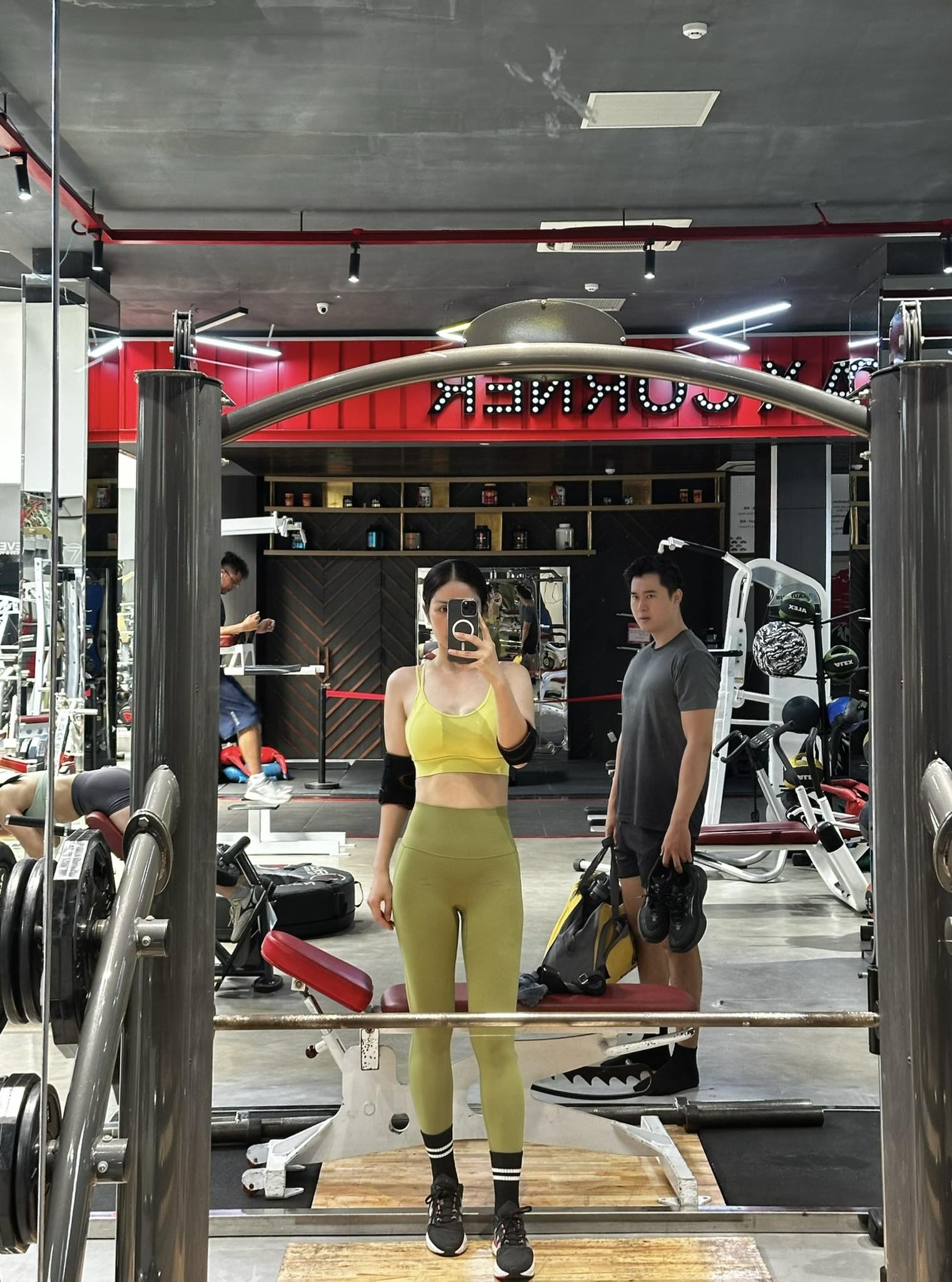 Ngoại hình U40 cực sexy của nữ diễn viên lấy chồng 2 kém 9 tuổi: Mẹ 2 con, trai lạ vẫn nhắn tin tán tỉnh - Ảnh 9. Ngoại hình U40 cực sexy của nữ diễn viên lấy chồng 2 kém 9 tuổi: Mẹ 2 con, trai lạ vẫn nhắn tin tán tỉnh - Ảnh 9.