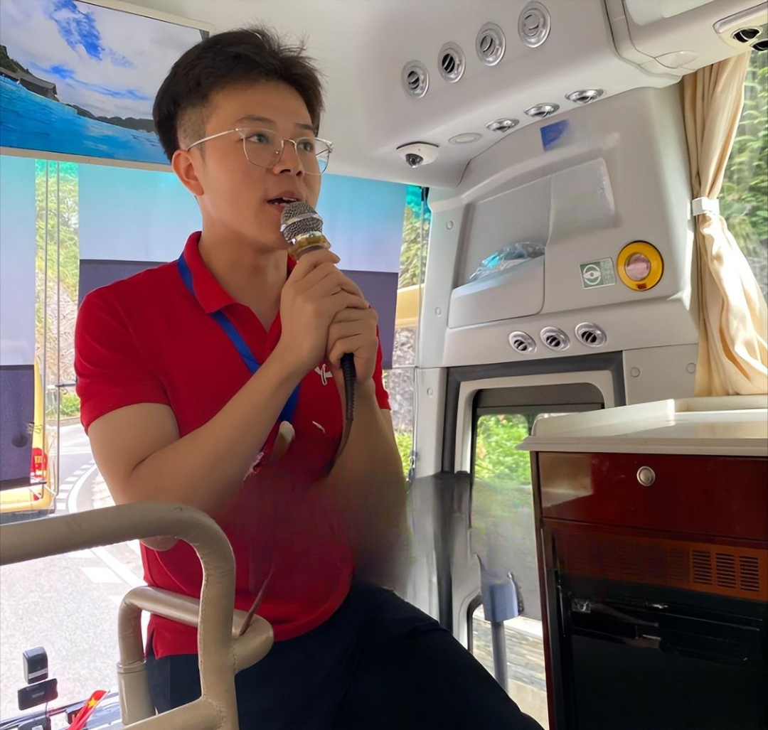 MC truyền hình 9x chuyển nghề shipper giao đồ ăn: “Đây là một bước tiến lớn trong sự nghiệp của tôi” - Ảnh 2. MC truyền hình 9x chuyển nghề shipper giao đồ ăn: “Đây là một bước tiến lớn trong sự nghiệp của tôi” - Ảnh 2.