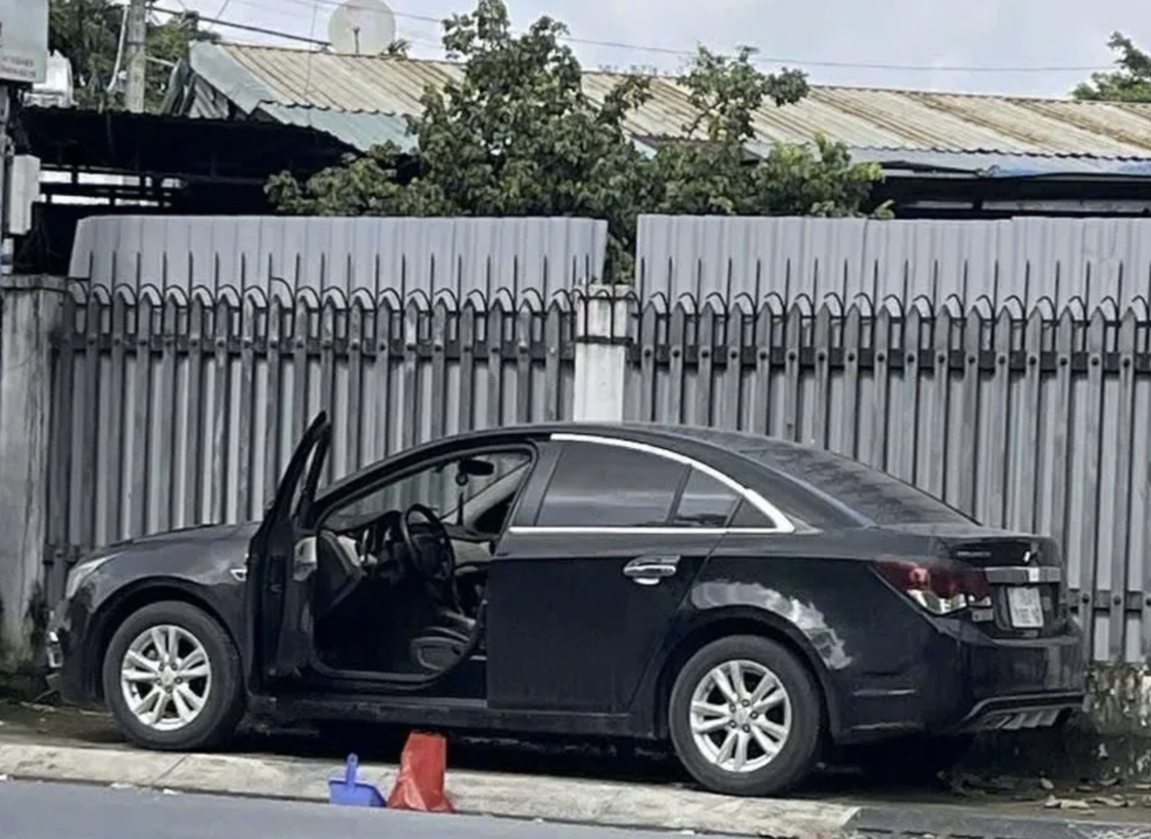 Thi thể cô gái phân hủy trong cốp ô tô ở TP HCM, chủ xe không biết? - Ảnh 1. Thi thể cô gái phân hủy trong cốp ô tô ở TP HCM, chủ xe không biết? - Ảnh 1.