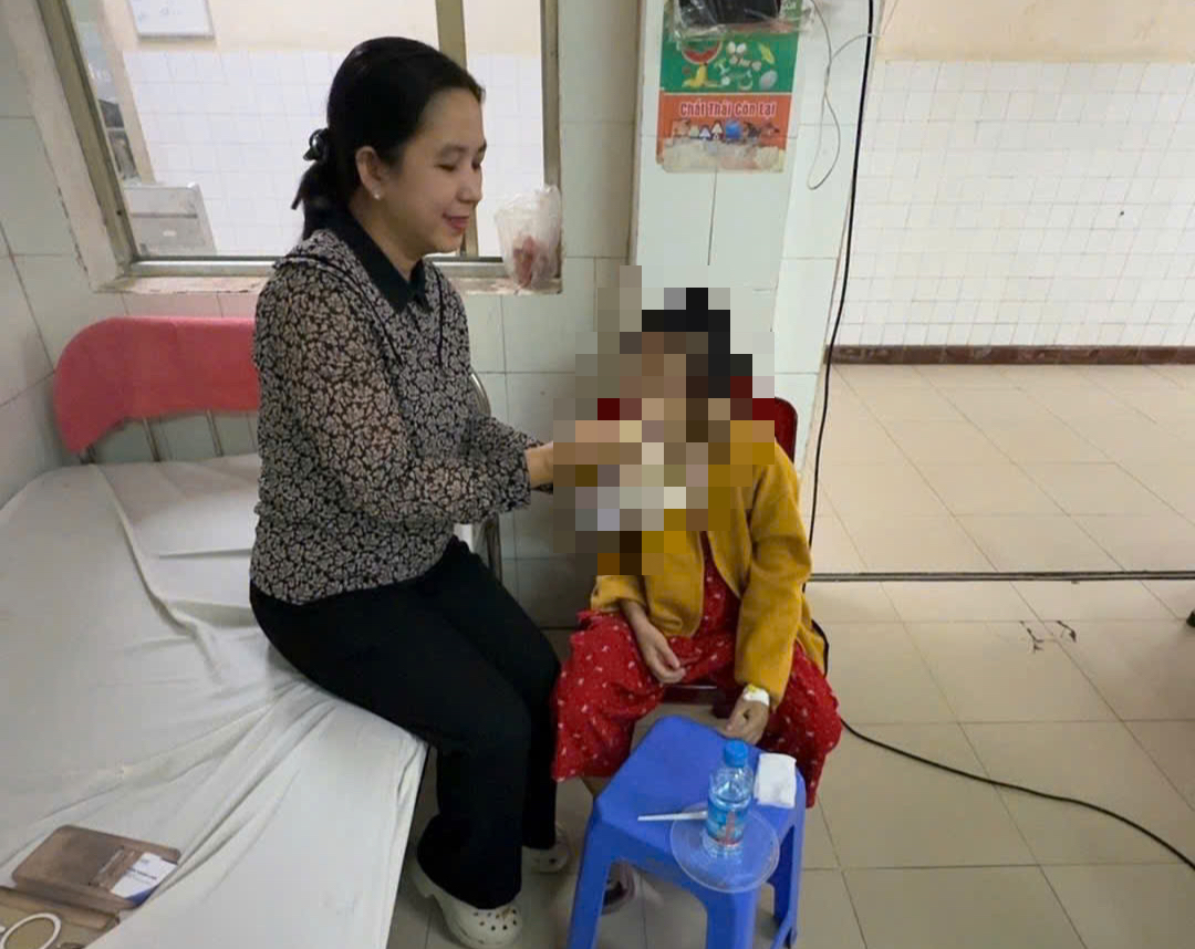 Diễn biến vụ mẹ ruột và cha hờ bạo hành Bé gái 9 tuổi ở TP HCM - Ảnh 1. Diễn biến vụ mẹ ruột và cha hờ bạo hành Bé gái 9 tuổi ở TP HCM - Ảnh 1.