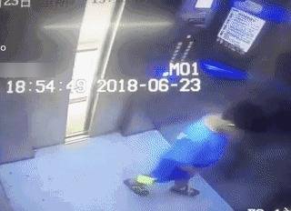 Đứa trẻ tè bậy trong thang máy, phản ứng của bà mẹ nhận được vô số lời khen ngợi: Đây chính là cách dạy con "chuẩn sách giáo khoa" - Ảnh 1. Đứa trẻ tè bậy trong thang máy, phản ứng của bà mẹ nhận được vô số lời khen ngợi: Đây chính là cách dạy con "chuẩn sách giáo khoa" - Ảnh 1.