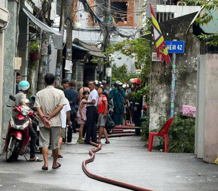 Người đàn ông dùng dao tấn công hàng xóm rồi cố thủ trong nhà ở TP.HCM - Ảnh 1.