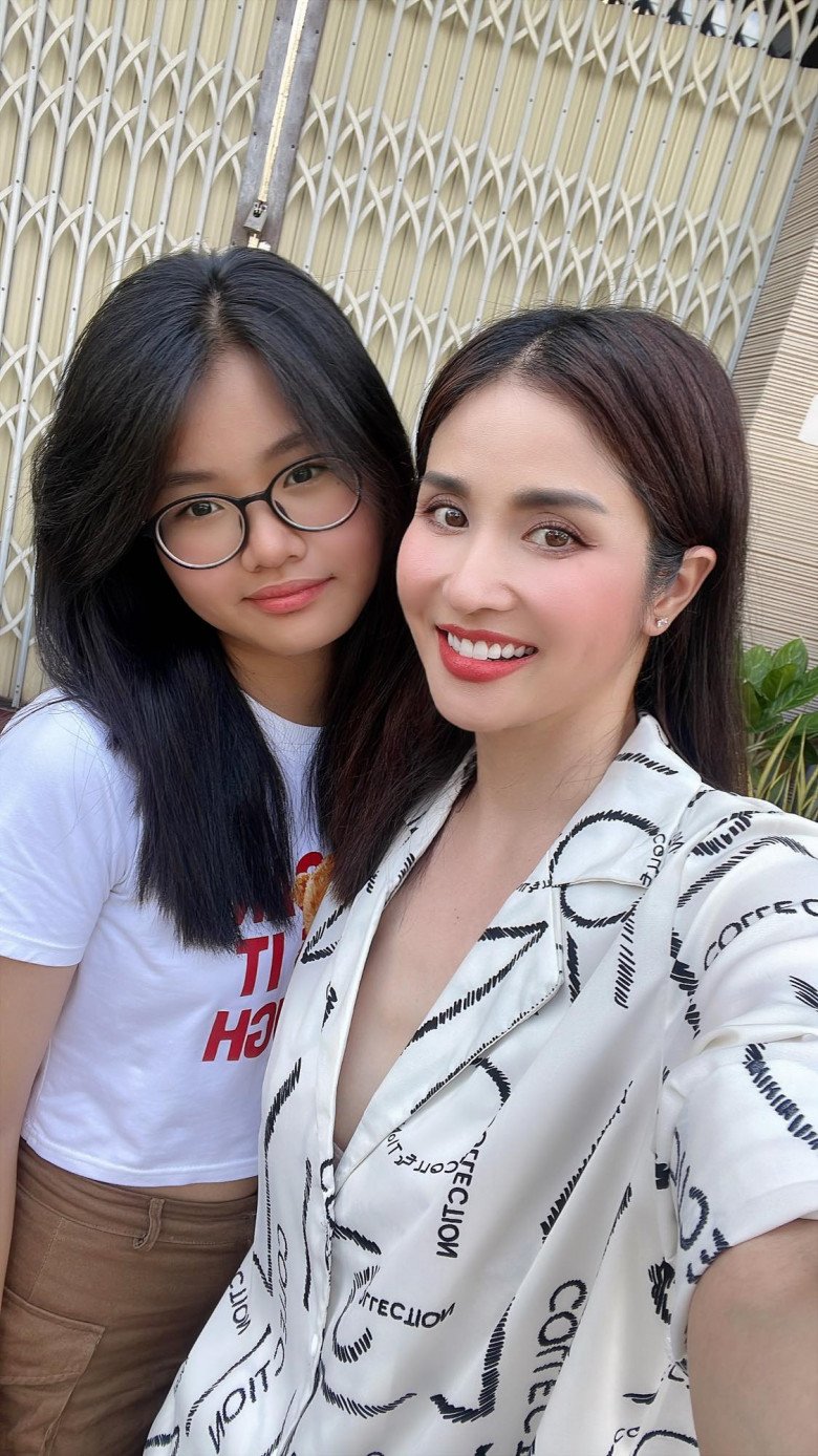 Ngoại hình U40 cực sexy của nữ diễn viên lấy chồng 2 kém 9 tuổi: Mẹ 2 con, trai lạ vẫn nhắn tin tán tỉnh - Ảnh 3. Ngoại hình U40 cực sexy của nữ diễn viên lấy chồng 2 kém 9 tuổi: Mẹ 2 con, trai lạ vẫn nhắn tin tán tỉnh - Ảnh 3.