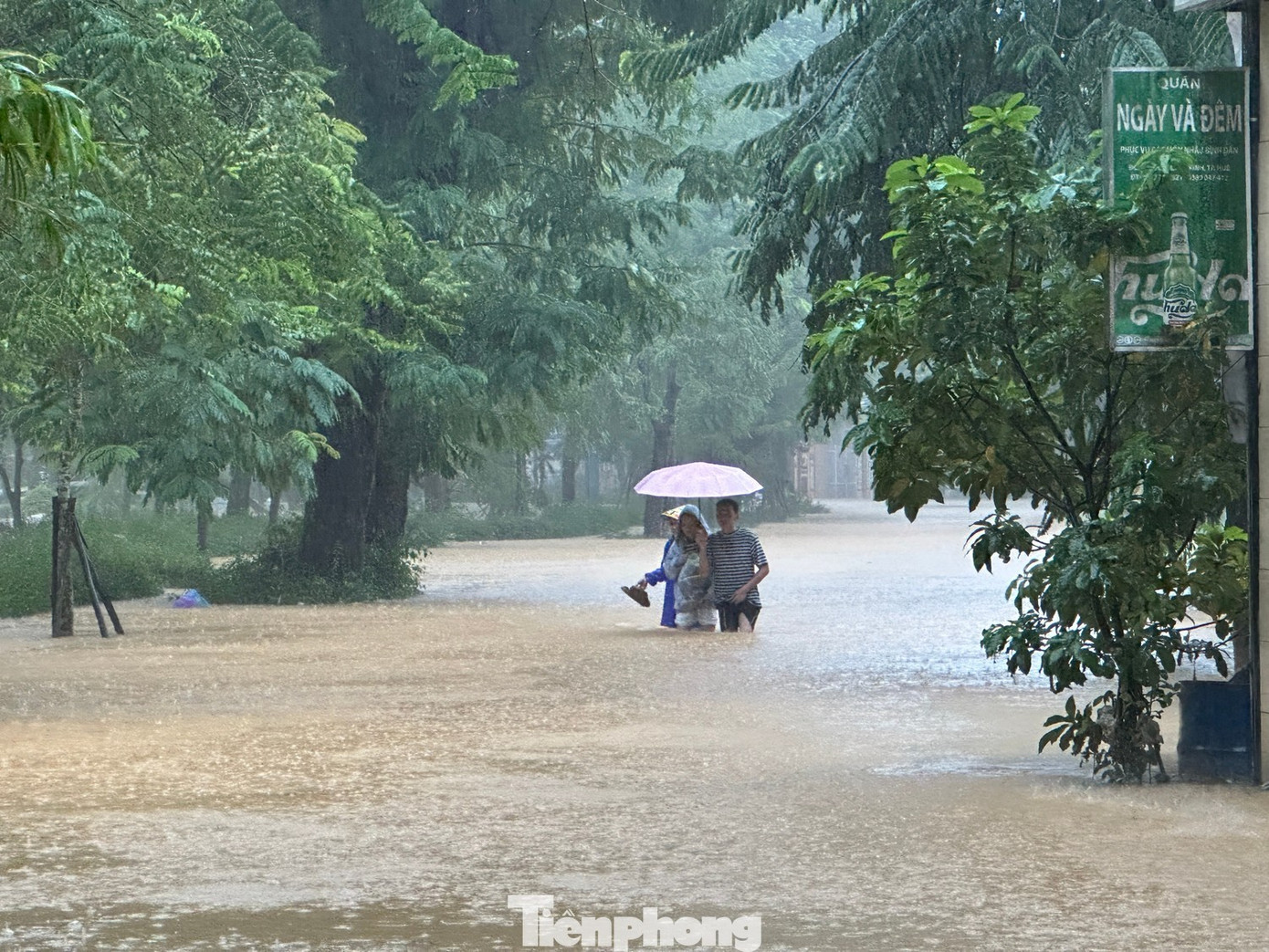 Vùng tâm mưa lại dịch xuống Huế - Đà Nẵng, nguy cơ tái ngập lụt lớn - Ảnh 1.
