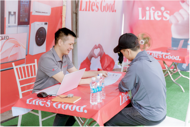 LG hỗ trợ sửa chữa thiết bị, đồng hành cùng người dân sau bão - Ảnh 1. LG hỗ trợ sửa chữa thiết bị, đồng hành cùng người dân sau bão - Ảnh 1.