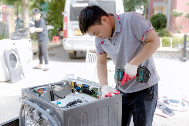 LG hỗ trợ sửa chữa thiết bị, đồng hành cùng người dân sau bão - Ảnh 2. LG hỗ trợ sửa chữa thiết bị, đồng hành cùng người dân sau bão - Ảnh 2.