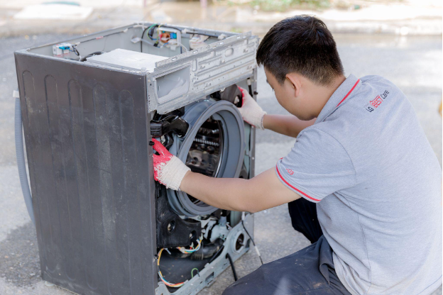 LG hỗ trợ sửa chữa thiết bị, đồng hành cùng người dân sau bão - Ảnh 3. LG hỗ trợ sửa chữa thiết bị, đồng hành cùng người dân sau bão - Ảnh 3.