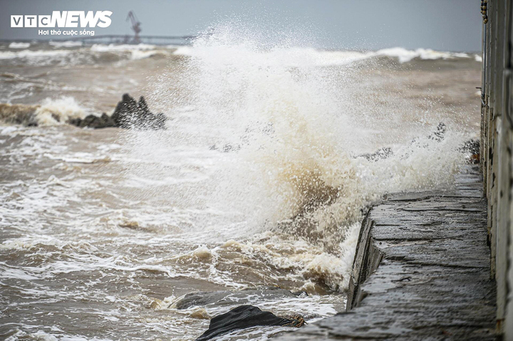 Biển Đông xuất hiện vùng áp thấp, mưa lớn ở Trung Bộ kéo dài nhiều ngày - Ảnh 1. Biển Đông xuất hiện vùng áp thấp, mưa lớn ở Trung Bộ kéo dài nhiều ngày - Ảnh 1.