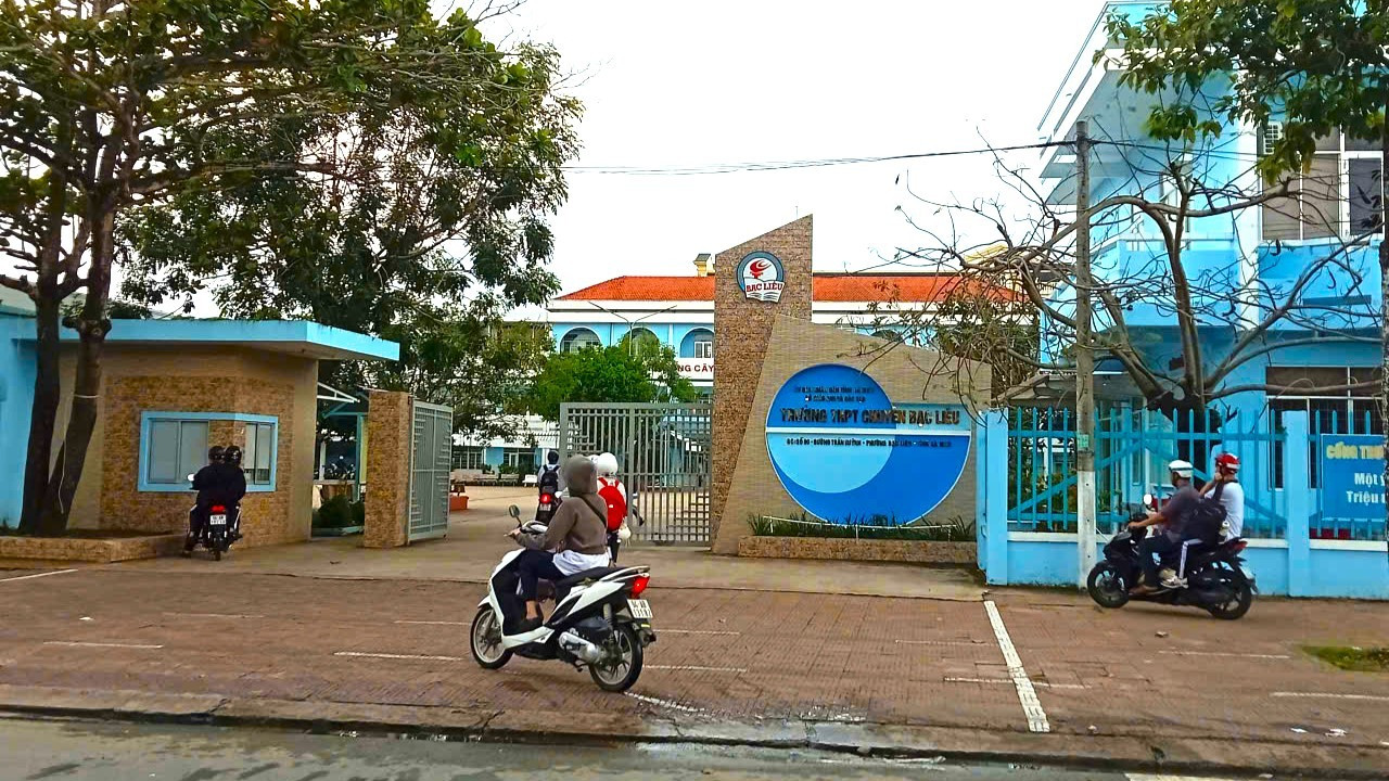 Thầy giáo được minh oan sau 9 năm: Rà lại kết luận kiểm tra sau phản ứng của 8 nguyên lãnh đạo sở - Ảnh 1.