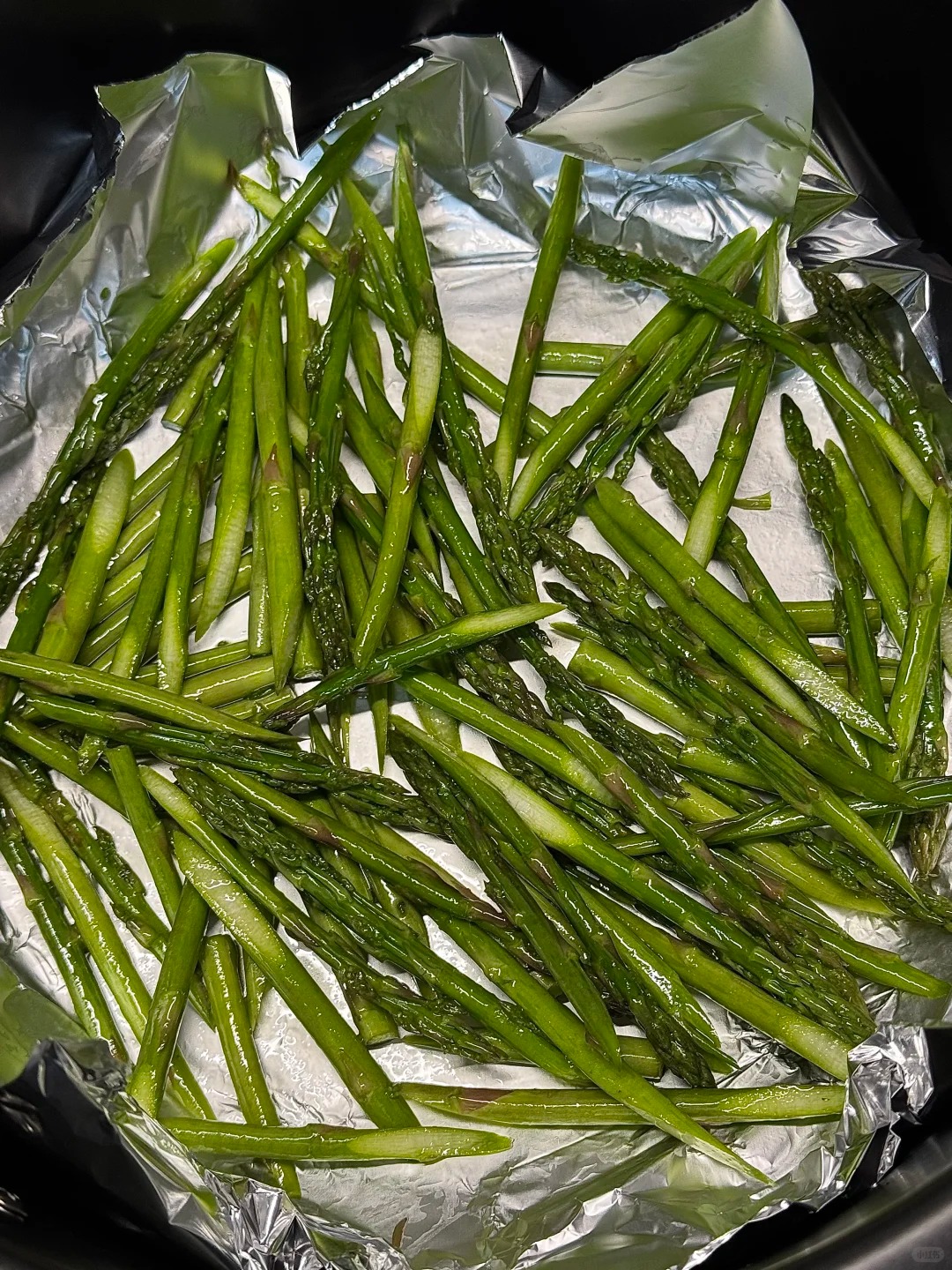 Salad của người giàu: Công thức giảm cân đang gây bão, kết hợp măng tây cùng "kho báu đen" đắt đỏ, ăn hoài không chán! - Ảnh 2.