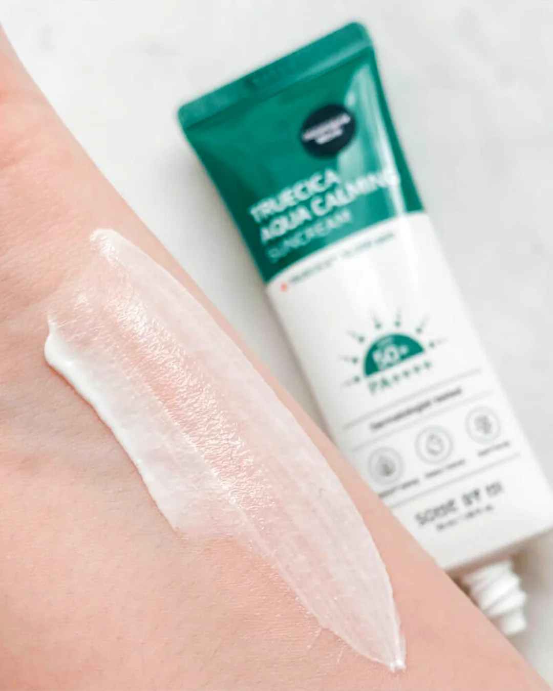 5 kem chống nắng mỏng nhẹ "thoa 10 giây là đẹp" dành cho nàng công sở bận rộn - Ảnh 8. 5 kem chống nắng mỏng nhẹ "thoa 10 giây là đẹp" dành cho nàng công sở bận rộn - Ảnh 8.