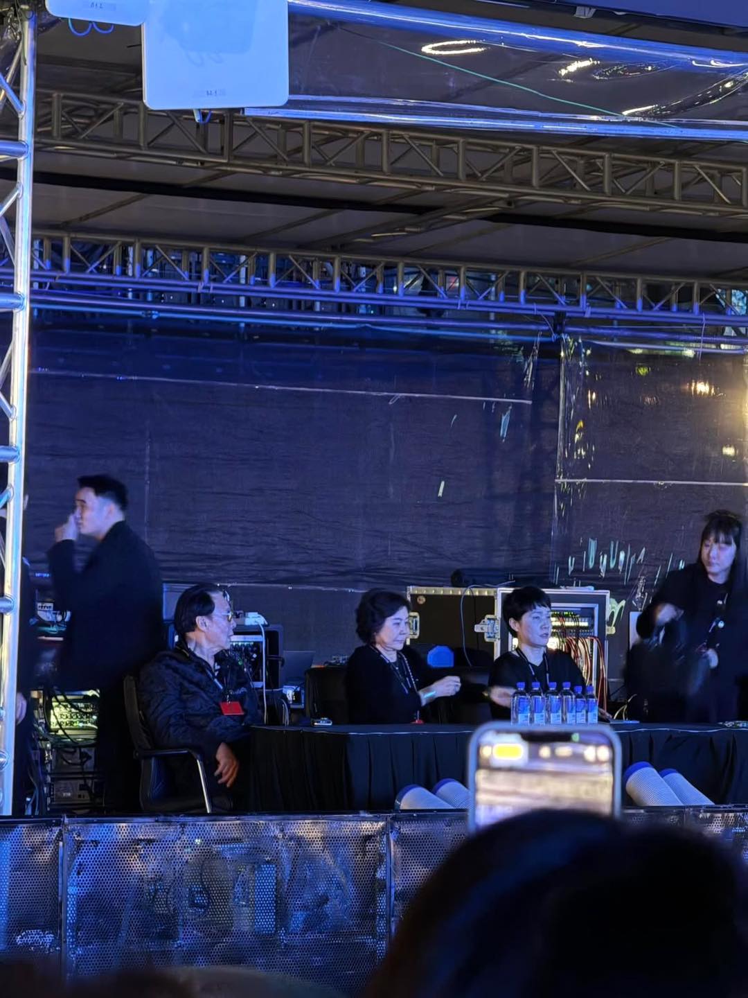 Tóm dính bố mẹ G-DRAGON dạo phố tham quan Đền Ngọc Sơn - Hồ Gươm, còn 