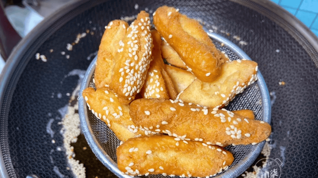 Cho 2 quả trứng vào trộn với bột mì, cán mỏng và cắt thành từng dải...: Món ngon khiến cả gia đình sẽ phấn khích ăn sạch trong nháy mắt - Ảnh 3.