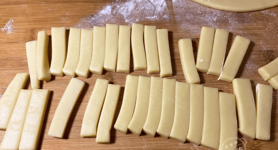 Cho 2 quả trứng vào trộn với bột mì, cán mỏng và cắt thành từng dải...: Món ngon khiến cả gia đình sẽ phấn khích ăn sạch trong nháy mắt - Ảnh 2.