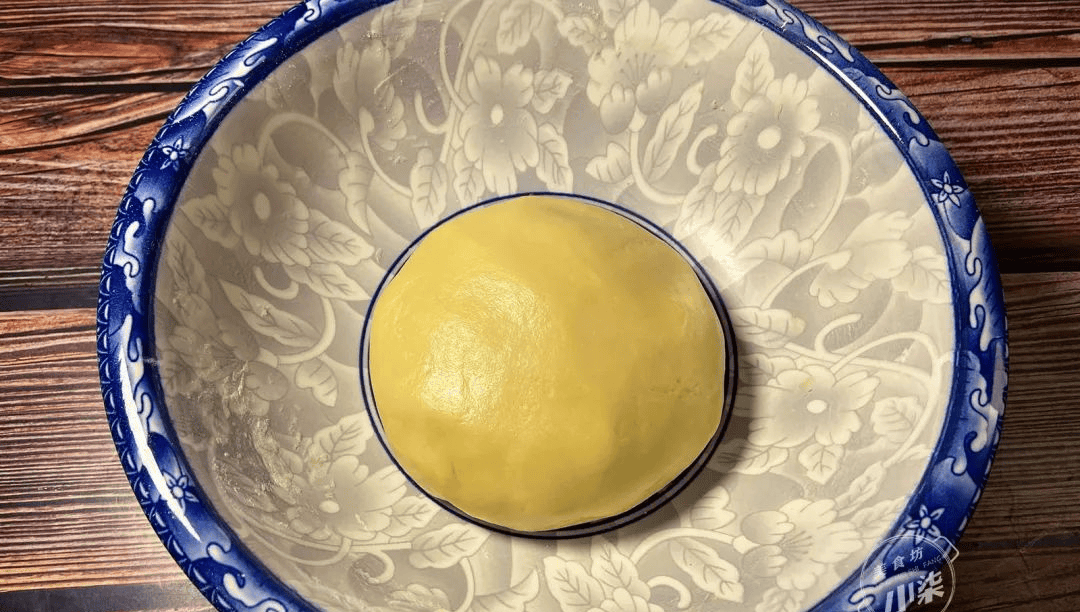 Cho 2 quả trứng vào trộn với bột mì, cán mỏng và cắt thành từng dải...: Món ngon khiến cả gia đình sẽ phấn khích ăn sạch trong nháy mắt - Ảnh 1.