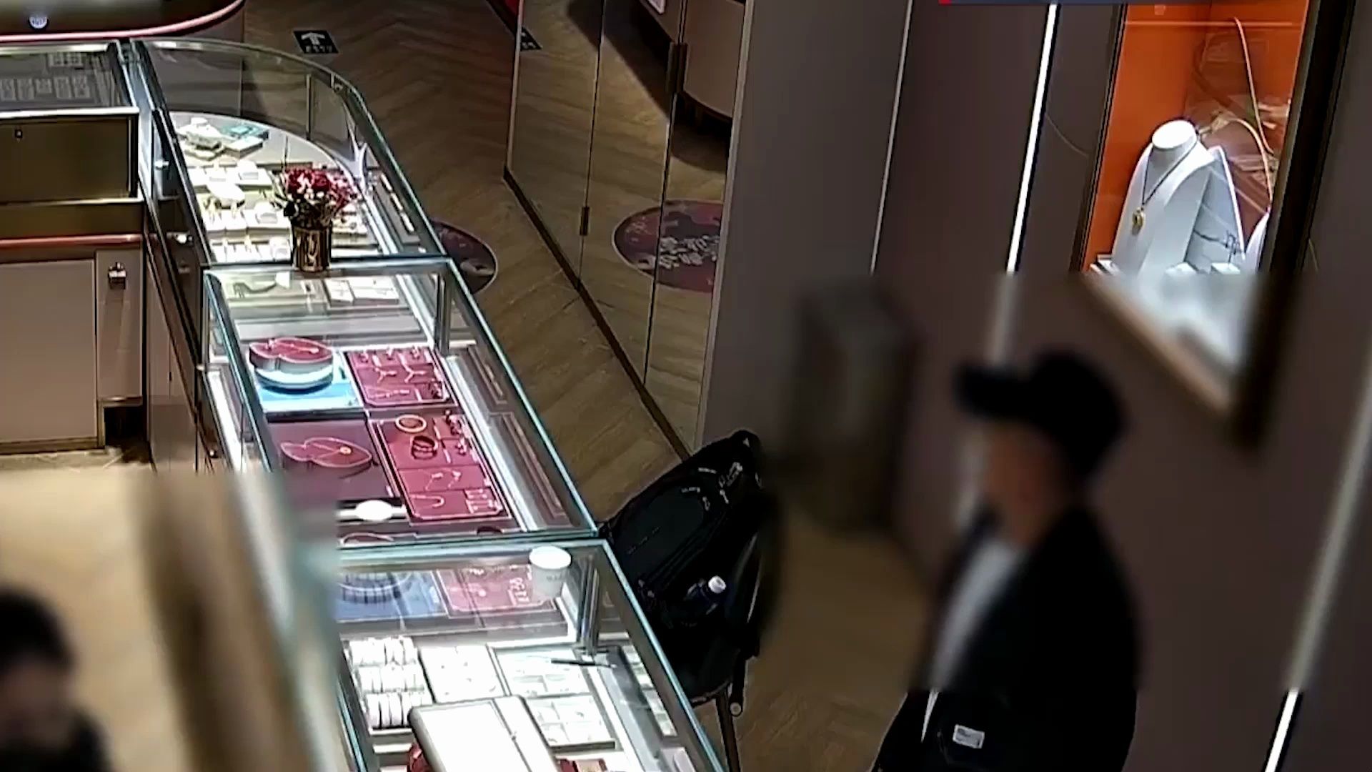 Cậu bé mang 5 chỉ vàng đi bán, chủ tiệm chỉ trả gần 700.000 đồng, cha mẹ biết chuyện lại cảm ơn rối rít - Ảnh 1.