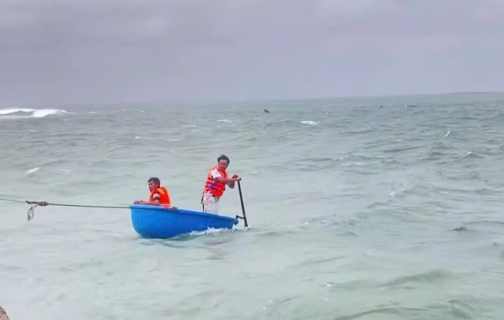 &quot;Cố lên, còn vợ con ở nhà&quot;: Lời động viên giữ 3 người sống sót sau 2 ngày trôi giữa bão số 13- Ảnh 1.