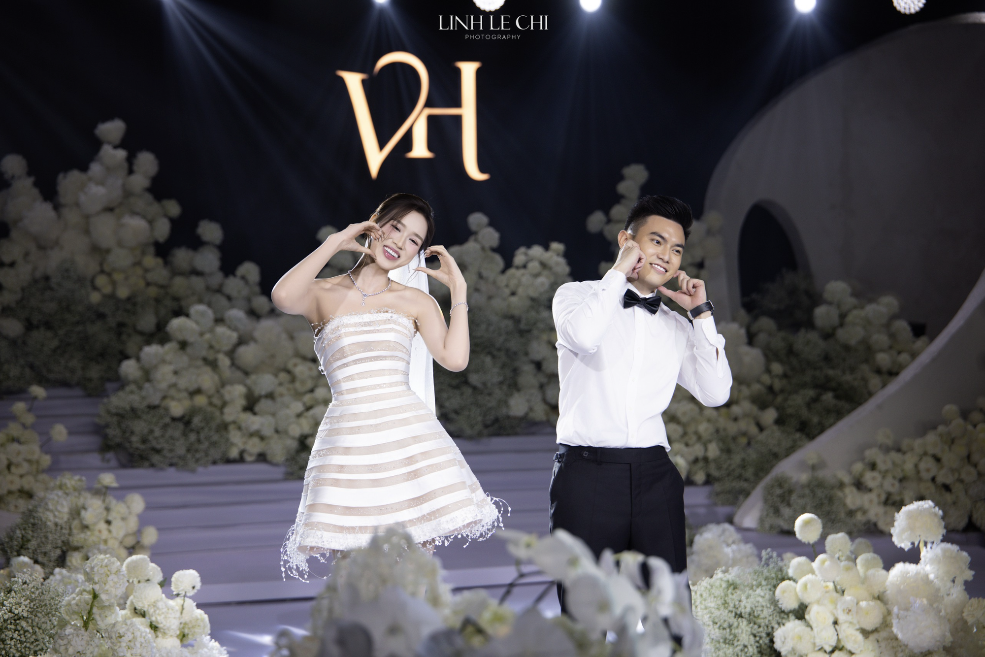 Cận cảnh tiệc cưới Đỗ Hà và Viết Vương tại Hà Nội: Một chi tiết tinh tế chưa từng thấy! - Ảnh 1. Cận cảnh tiệc cưới Đỗ Hà và Viết Vương tại Hà Nội: Một chi tiết tinh tế chưa từng thấy! - Ảnh 1.