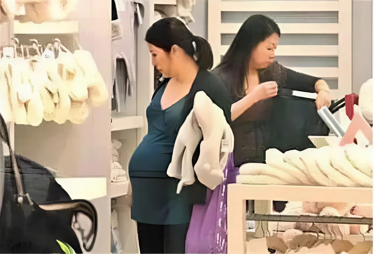 Suýt xô ngã bà bầu, cậu bé 7 tuổi đáp một câu khiến ai cũng sốc: Hành động của người lớn sau đó còn bất ngờ hơn- Ảnh 1.