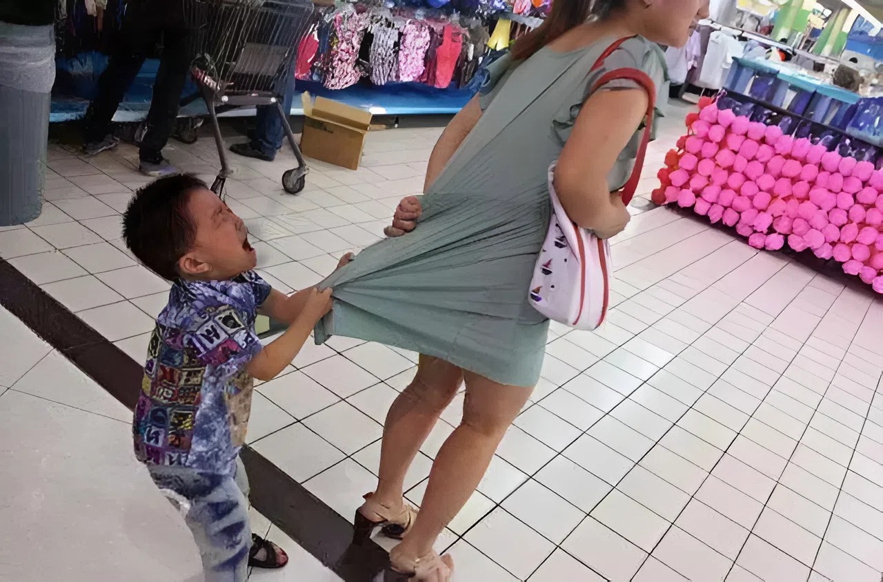 Suýt xô ngã bà bầu, cậu bé 7 tuổi đáp một câu khiến ai cũng sốc: Hành động của người lớn sau đó còn bất ngờ hơn- Ảnh 2.