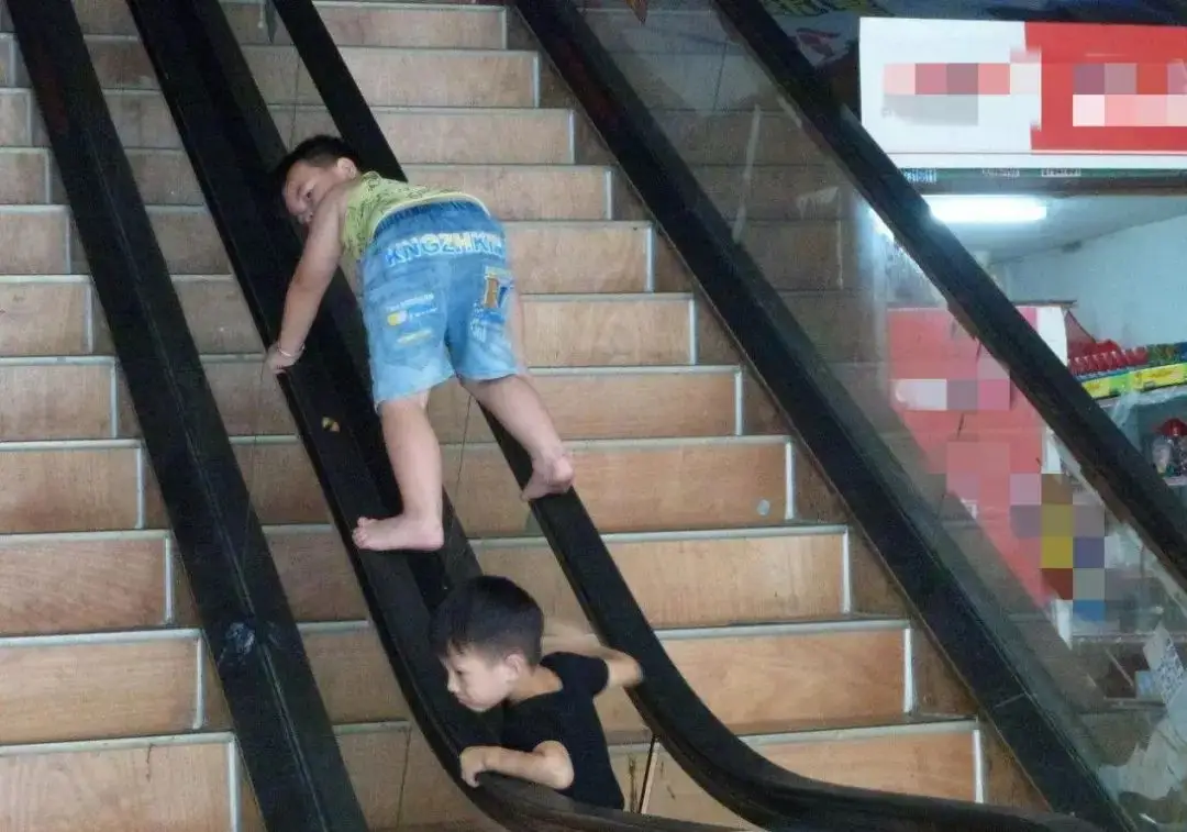 Suýt xô ngã bà bầu, cậu bé 7 tuổi đáp một câu khiến ai cũng sốc: Hành động của người lớn sau đó còn bất ngờ hơn- Ảnh 3.