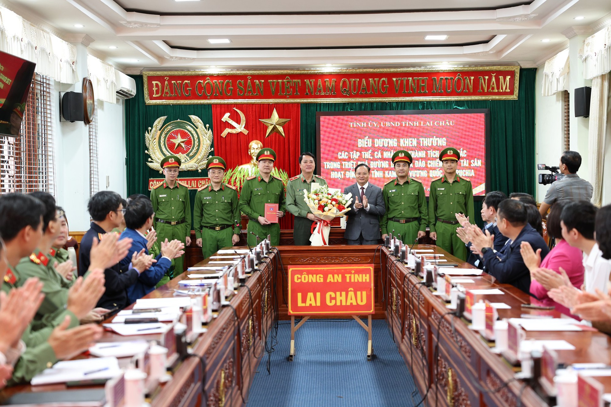 Thông tin mới vụ tổ chức lừa đảo do "bà trùm" điều hành chiếm đoạt tiền của 8.000 người dân - Ảnh 1. Thông tin mới vụ tổ chức lừa đảo do một phụ nữ Việt điều hành chiếm đoạt tiền của 8.000 người - Ảnh 1.