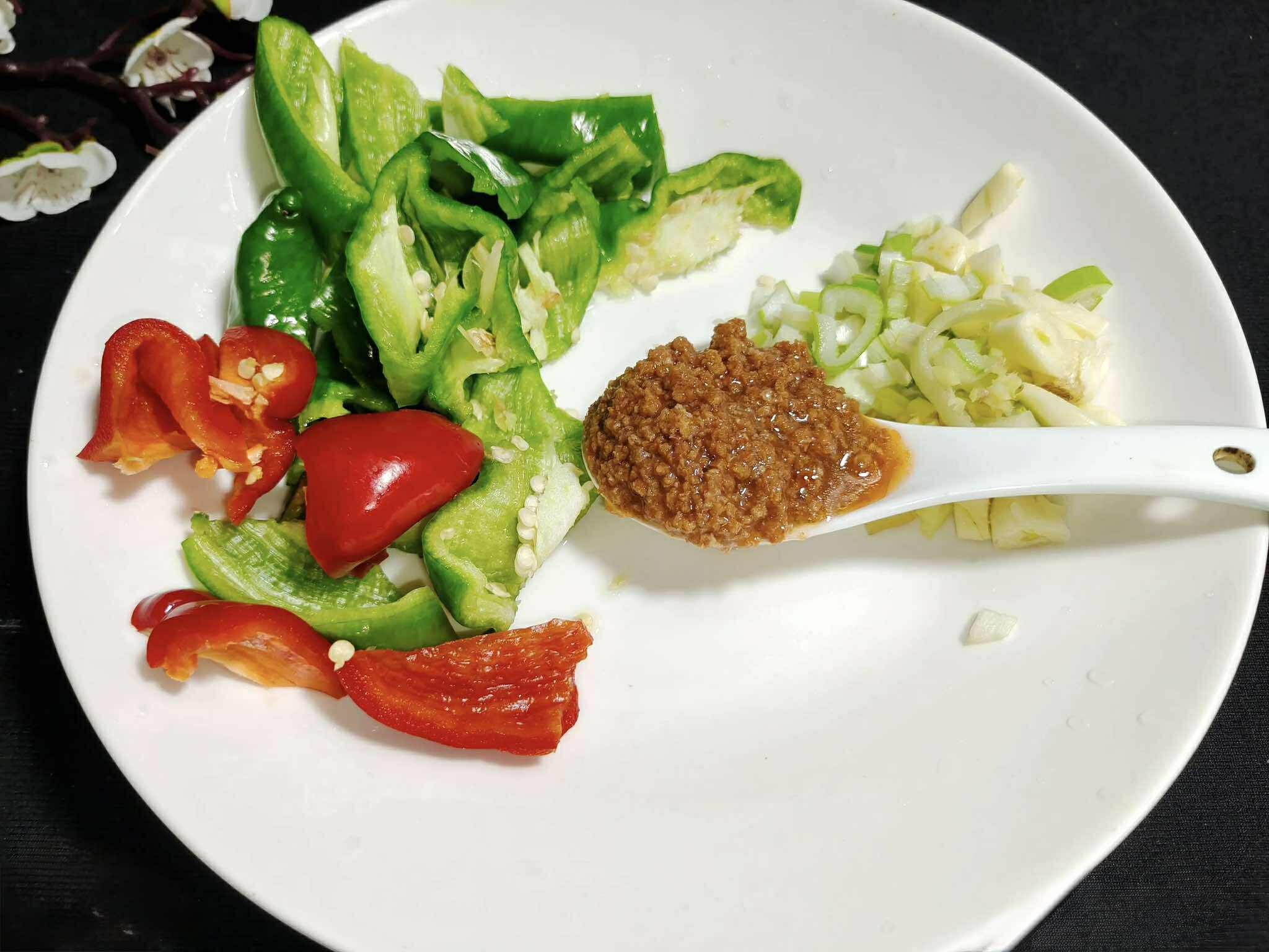 Món ăn này nhanh gọn, cực kỳ hợp ăn trong bữa cơm mùa đông: Chỉ cần đun nhỏ lửa 15 phút mà thơm mềm tuyệt hảo - Ảnh 3.