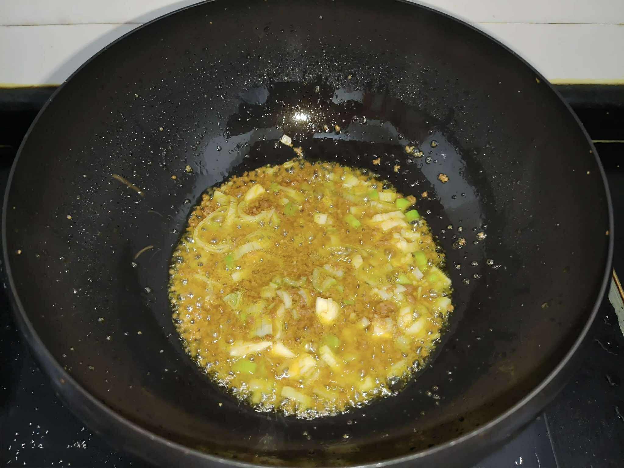 Món ăn này nhanh gọn, cực kỳ hợp ăn trong bữa cơm mùa đông: Chỉ cần đun nhỏ lửa 15 phút mà thơm mềm tuyệt hảo - Ảnh 4.