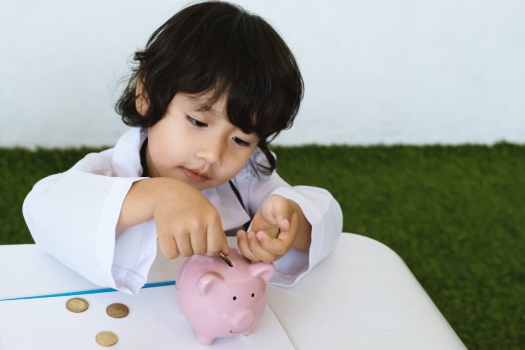 Cậu bé mang 5 chỉ vàng đi bán, chủ tiệm chỉ trả gần 700.000 đồng, cha mẹ biết chuyện lại cảm ơn rối rít - Ảnh 2.