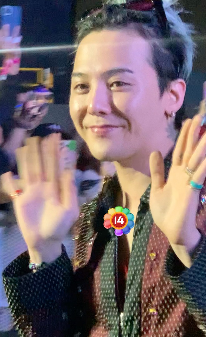 Tóm dính bố mẹ G-DRAGON dạo phố tham quan Đền Ngọc Sơn - Hồ Gươm, còn 