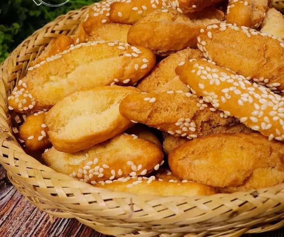 Cho 2 quả trứng vào trộn với bột mì, cán mỏng và cắt thành từng dải...: Món ngon khiến cả gia đình sẽ phấn khích ăn sạch trong nháy mắt - Ảnh 4.