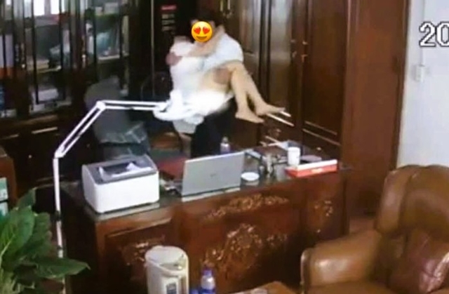 Những người phụ nữ trong clip thân mật của Chủ tịch Hội đồng quản trị không phải là giáo viên của trường! - Ảnh 1.