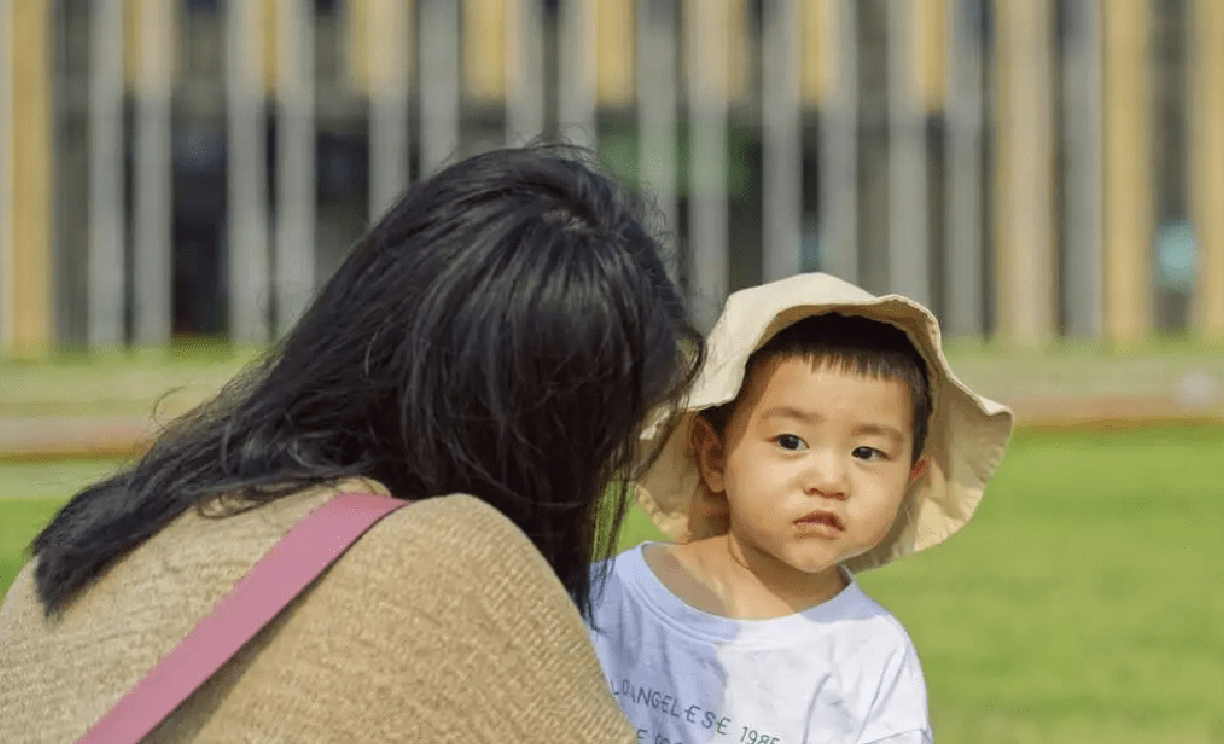 Khi người mẹ “khéo ăn khéo nói” lại sinh con nhút nhát và ít nói - 2 lý do tâm lý học khiến phụ huynh nào cũng nên gật gù - Ảnh 1.