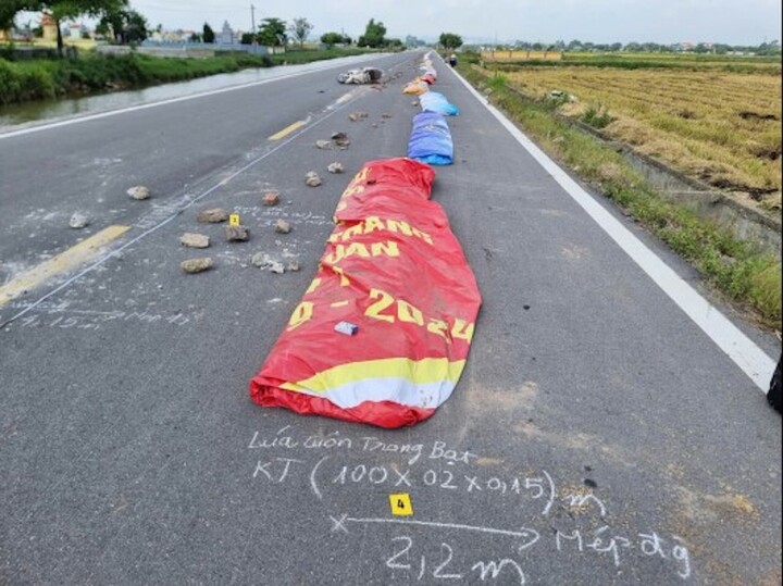 Khởi tố một phụ nữ chặn đường phơi thóc khiến người đi xe máy tử vong - Ảnh 1.