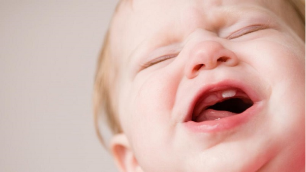 Trẻ lệch khớp cắn, chức năng ngôn ngữ bị ảnh hưởng bởi những thủ phạm không ngờ tới - Ảnh 1.