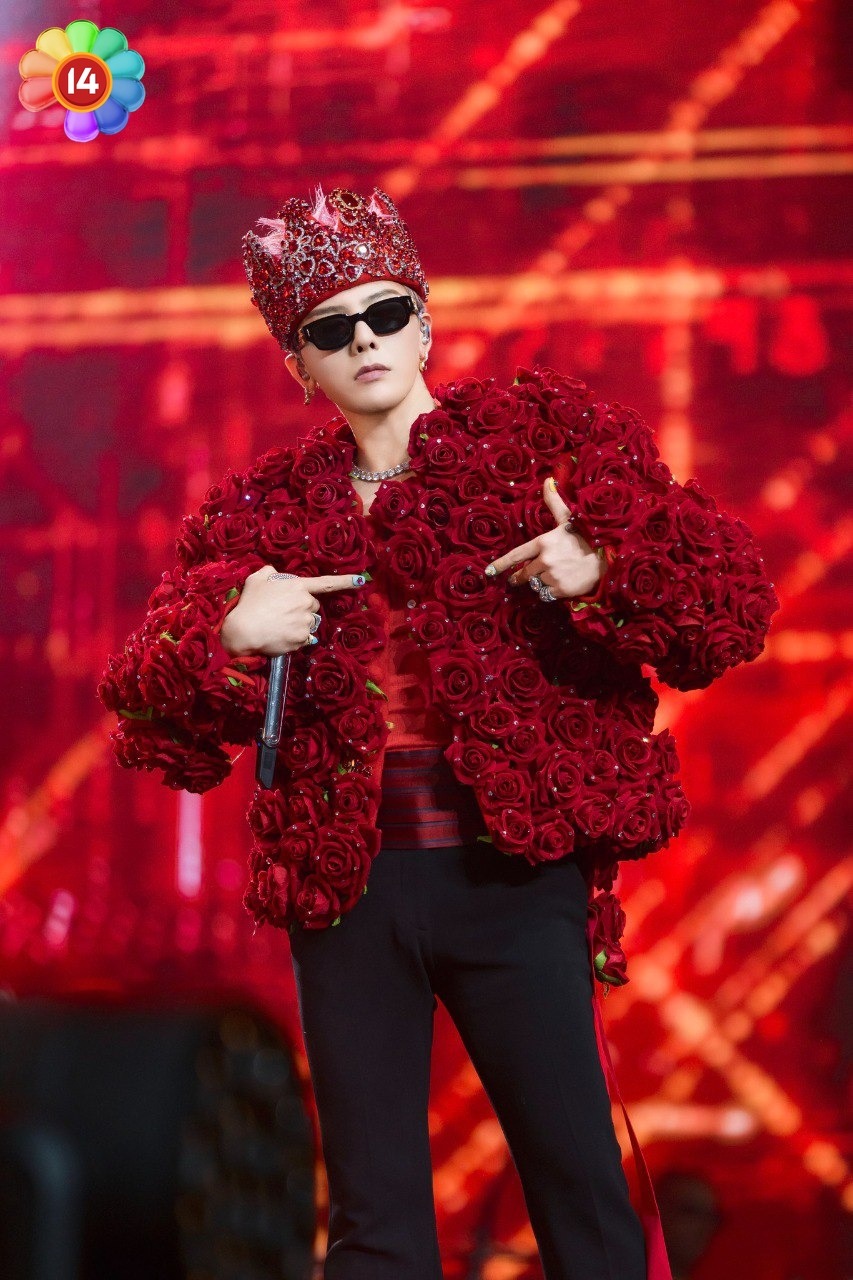 Tóm dính bố mẹ G-DRAGON dạo phố tham quan Đền Ngọc Sơn - Hồ Gươm, còn 