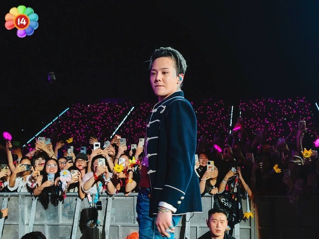 Tóm dính bố mẹ G-DRAGON dạo phố tham quan Đền Ngọc Sơn - Hồ Gươm, còn 