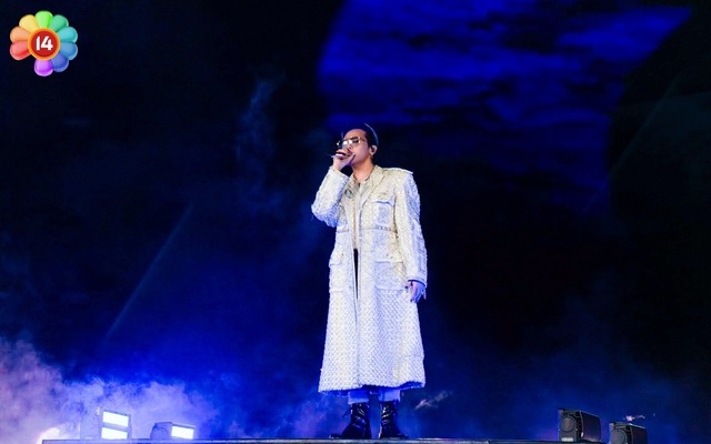 Tóm dính bố mẹ G-DRAGON dạo phố tham quan Đền Ngọc Sơn - Hồ Gươm, còn 